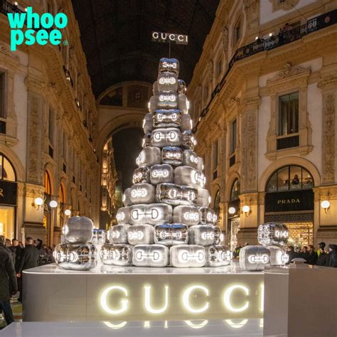 gucci alberi di natale|Gucci accende il suo albero di Natale in Galleria Vittorio .